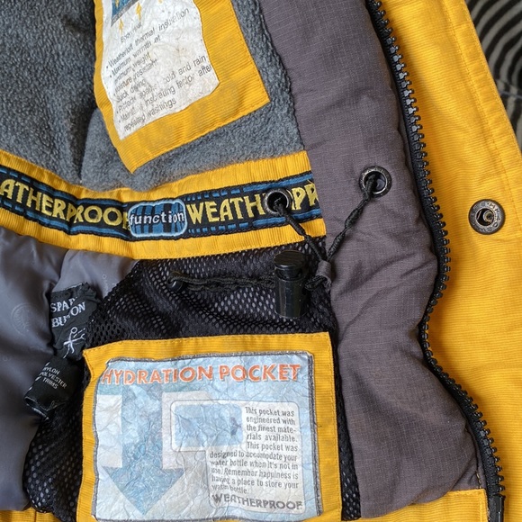 Nice weatherproof jacket for your toddler - Picture 3 of 5